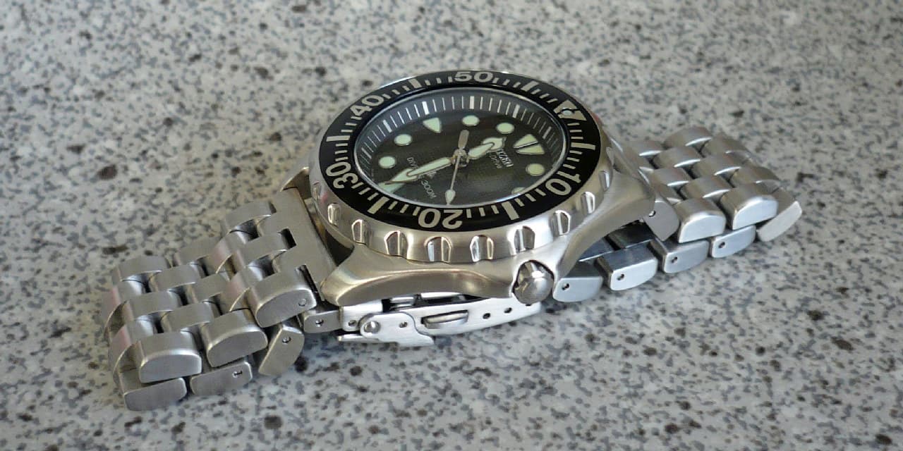 Como limpar pulseira de relógio de metal, couro e borracha?